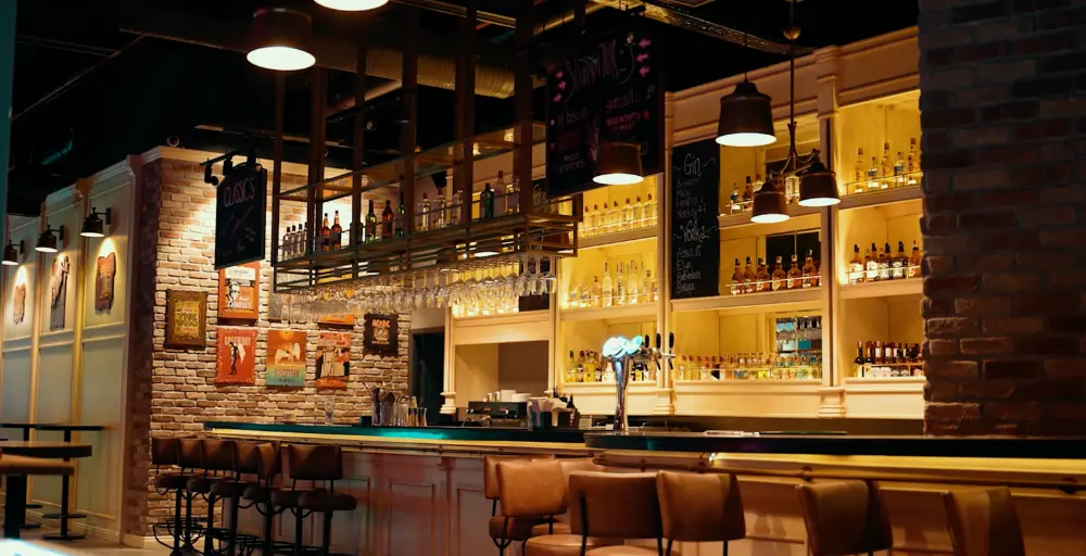 Jolly Joker Pub sahnesi ve loş konser mekanı